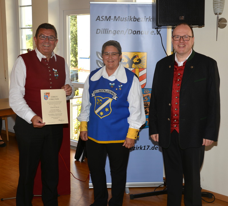 ASM-Präsident Franz Josef Pschierer, Bezirkstambourmajorin Viktoria Bicok und Bezirksvorsitzender Josef Werner Schneider