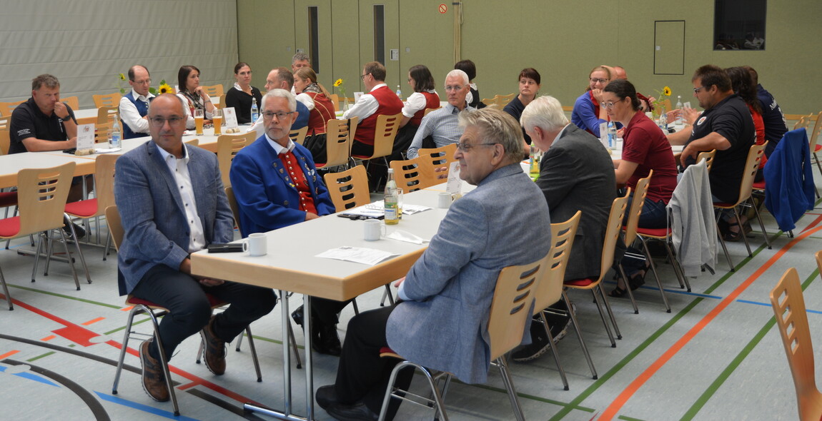 Vorne am Tisch von links: Bürgermeister Stephan Herreiner, stellv. ASM-Präsident Dr. Rainer Schaller, Kreisrat Alfred Schneid, Ehrenbezirksvorsitzender Roland Grandel