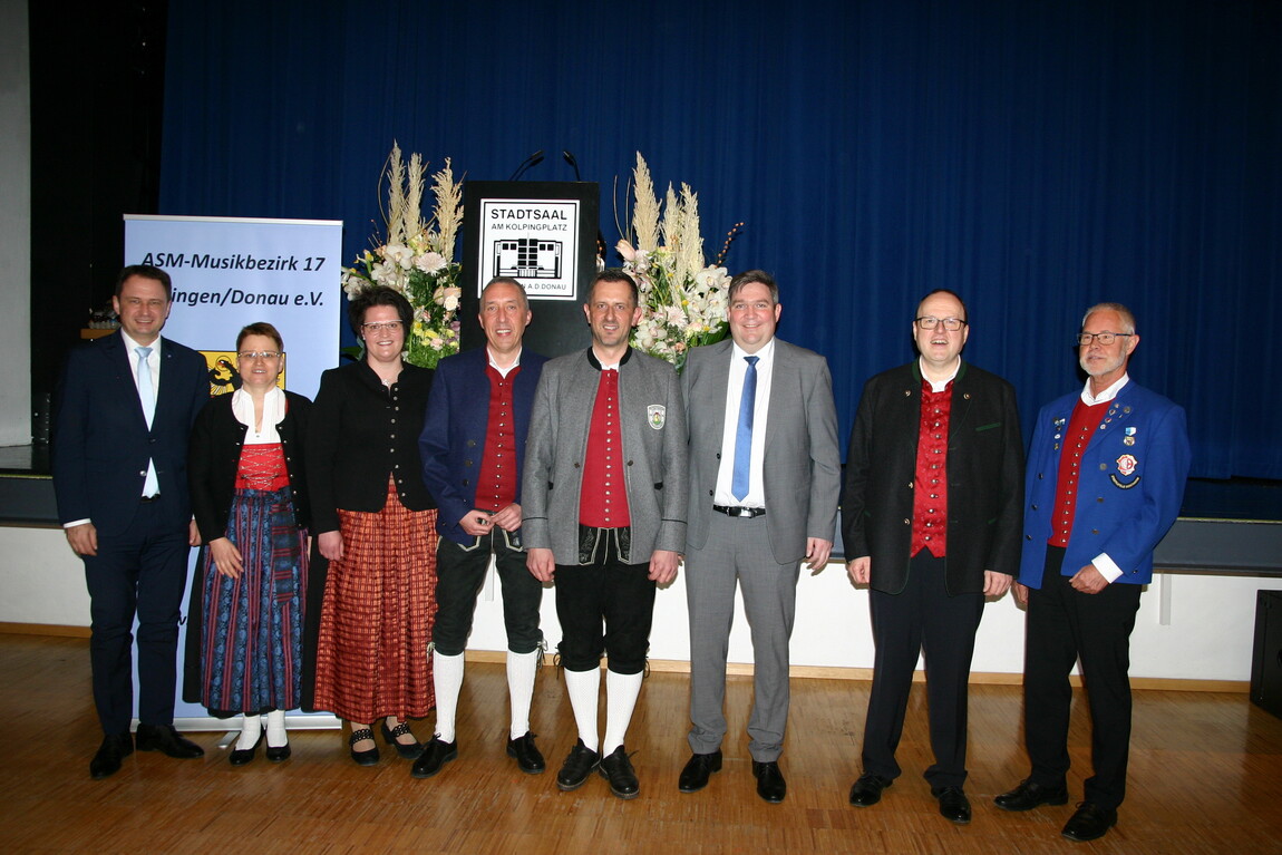 Die Geehrten von links: OB Frank Kunz, stellvertr. Bezirksdirigentin Simone Feldengut, Bezirksjugendleiterin Daniela Arnold, Bezirksschatzmeister Armin Dauser, Bezirksschriftführer Uwe Kaipf, Landrat Markus Müller, Bezirksvorsitzender Josef Werner Schneider, stellvertr. ASM-Präsident Rainer Schaller